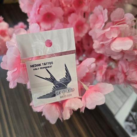 sonradan Kararan kırlangıç desen geçici dövme