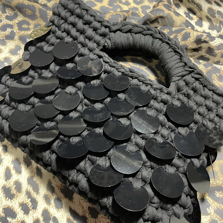 Siyah pullu leoparlı astar detaylı el çantası 