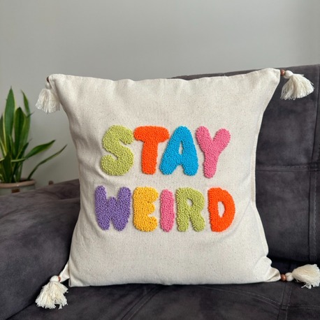 stay weird kırlent