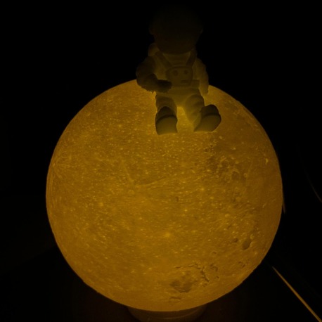 Astronot Moon Lamba Model