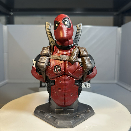 Deadpool Büst Figür 17 cm – El Boyaması Koleksiyon Dekoru | 3D Baskı | Marvel