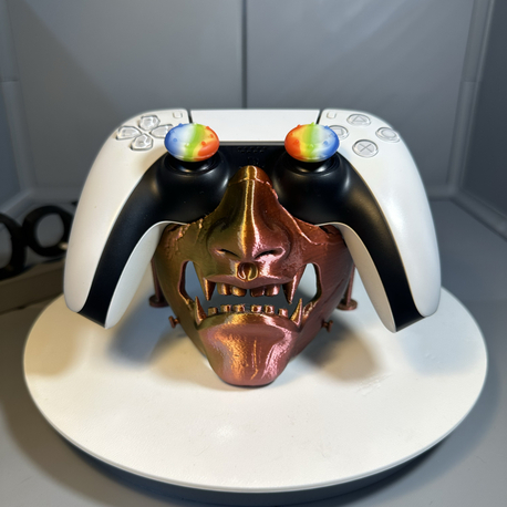     3D Baskı Oni Maskesi Kol Tutucu Stand | Oyuncu Masaüstü Aksesuarı