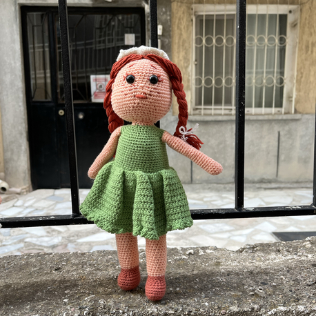 El yapımı örgü bebek