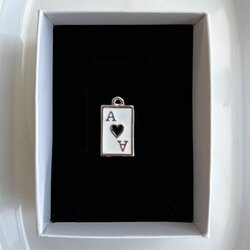 siyah kalp iskambil charm