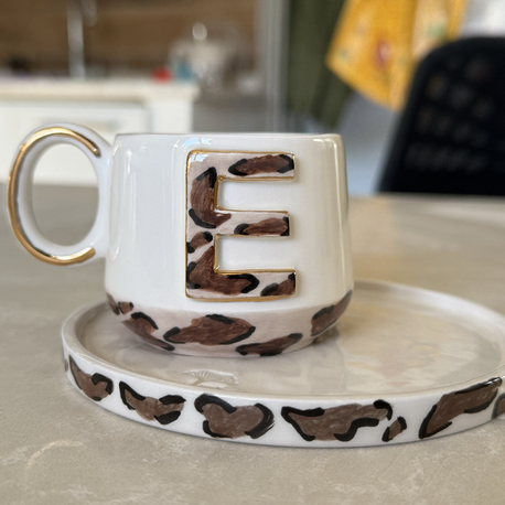 Leoparlı E harfi