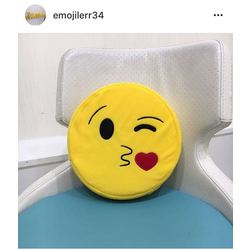 öpücük atan emoji