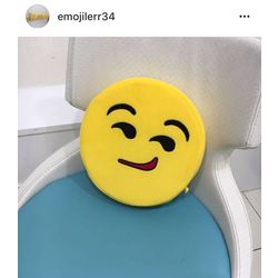 yan gülen emoji