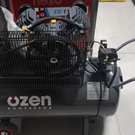 ÖZEN MARKA,

100 LİTRE TANK HACMİ, 8 BAR, ÇİFT SİLİNDİRLİ, 1.5 KW, 220 V İLE ÇALIŞIR.