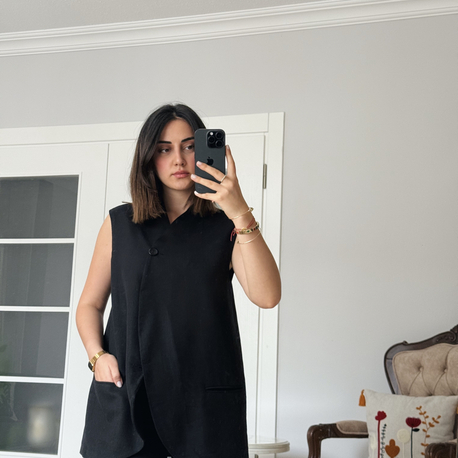Siyah düğme detaylı yelek 