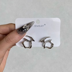 Asimetrik Biçimli Hollow Metal Küpe