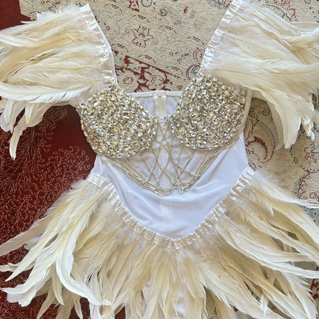 BEYAZ TÜYLÜ VE TAŞLI BODYSUIT