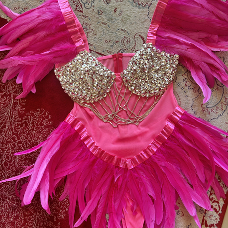PEMBE TÜYLÜ VE TAŞLI BODYSUIT