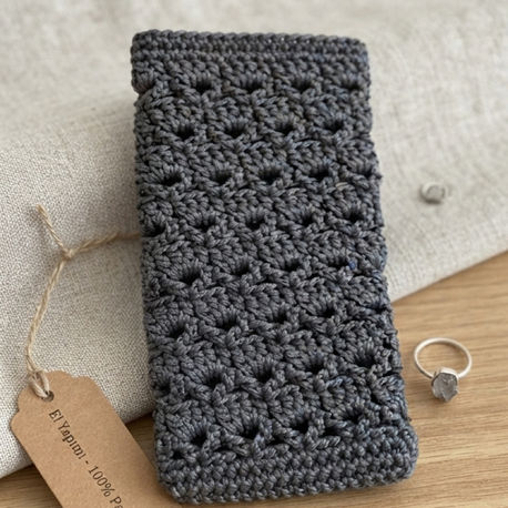 El Örgüsü Antrasit Telefon Kılıfı | Handmade Crochet Phone Sleeve