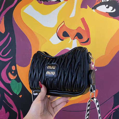 Miu Miu model siyah askılı çanta