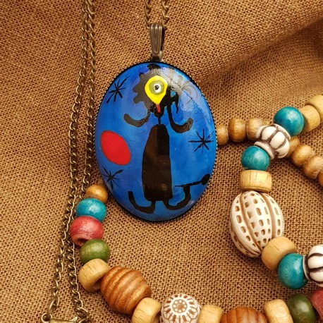 Joan Miro - Güneşin Önündeki Kadın Kolyesi