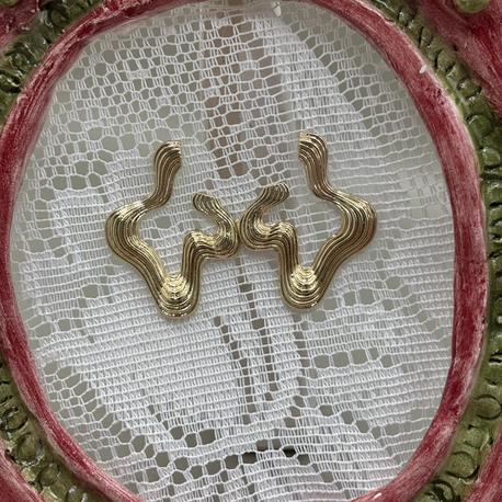 Kadın Kararmaz Çelik Dalgalı Form Gold Küpe