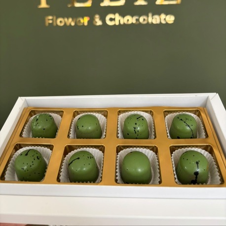 Feliz Flower Studio 8’li Antep Fıstığı Dolgulu Belçika Çikolatası