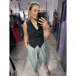 Siyah Düğmeli Yelek