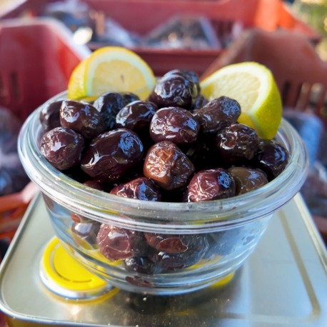 Köy Usulü Doğal Siyah Zeytin – Katkısız & Organik (1 kilo)