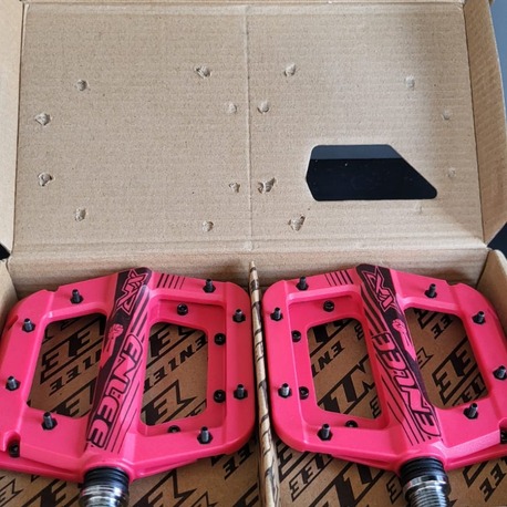 Enlee çivili pedal