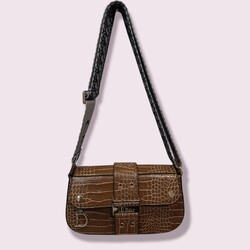 christian dior. el omuz çantası.