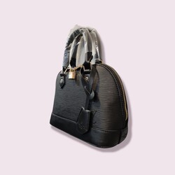Louis Vuitton. el omuz çantası.