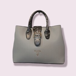 prada. el omuz çantası.