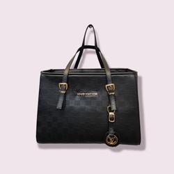 Louis Vuitton. el omuz çantası.