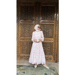 Desenli pembe şifon elbise