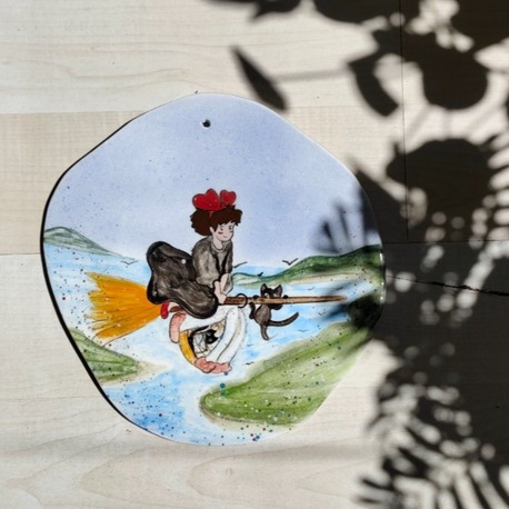 Kiki'nin Rüzgârlı Yolculuğu – El Yapımı Seramik Duvar Panosu