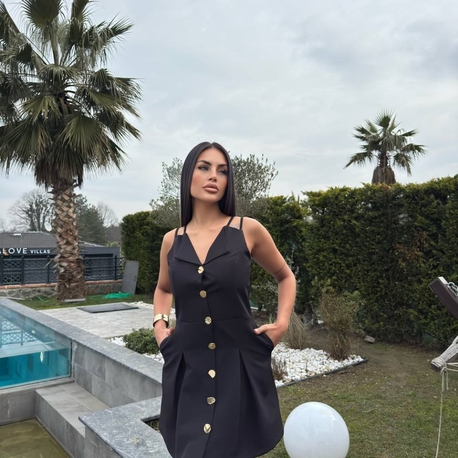 Siyah kadın elbisesi