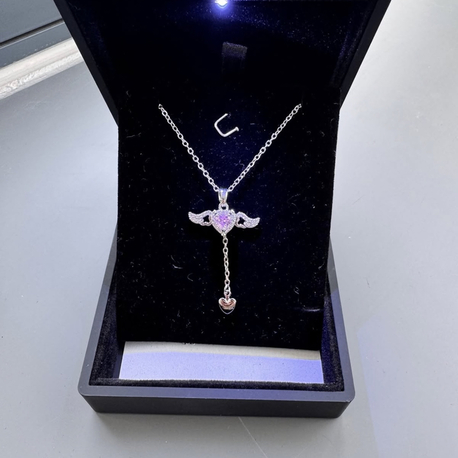 IŞIKLI KUTUDA SEVGİ MELEĞİ KOLYESİ 