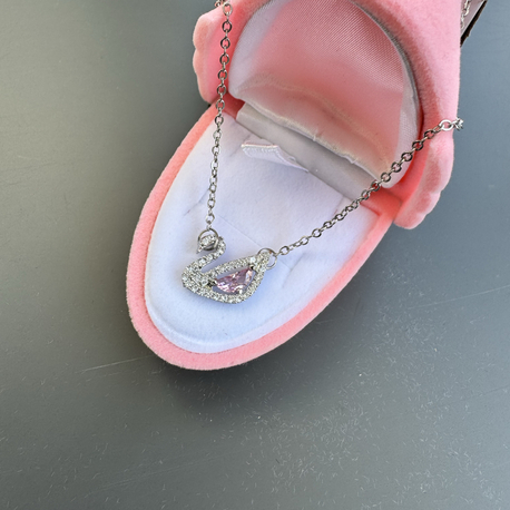 SWAROVSKI MODEL PEMBE GÜMÜŞ KUĞU KOLYE ÇELİK 