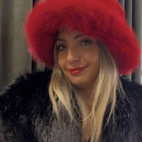 Kırmızı peluş şapka