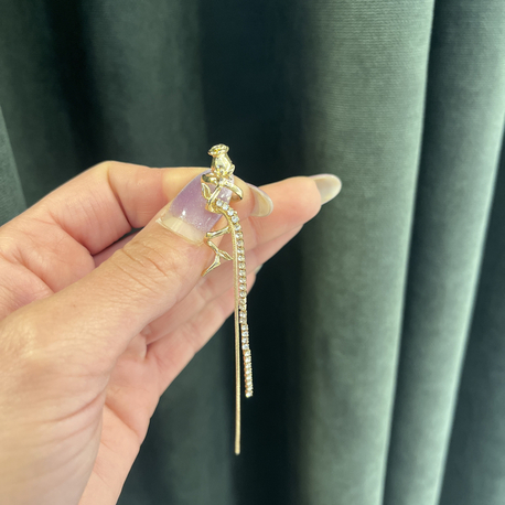 Gül sallantılı earcuff