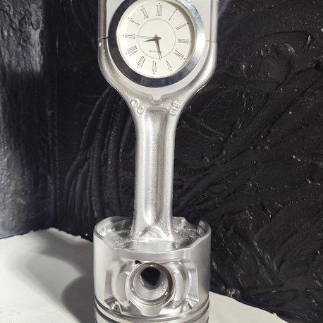 Endüstriyel Tasarım Piston ve Biyel Kolu Masa Saati – Otomobil Temalı El Yapımı Dekor