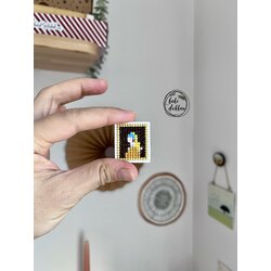 İnci Küpeli Kız Yaka İğnesi