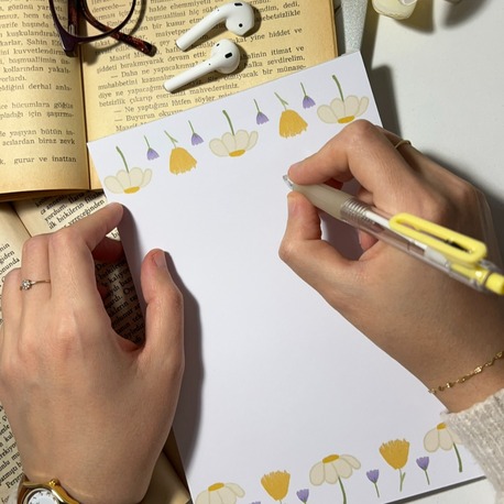 Papatya ve mor çiçek temalı notepad
