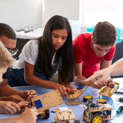 STEM Lab | Bilim Atölyeleri ile Yeni Mucitler Yetişiyor
