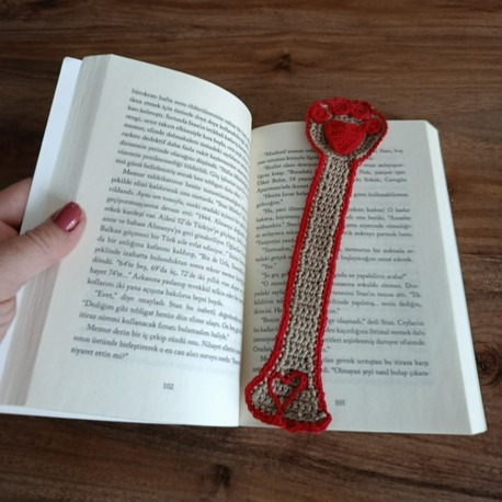 Patili, kalpli tığ işi kitap ayracı kırmızı pati