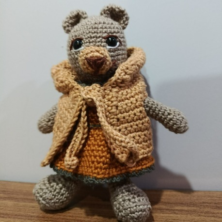 Yelekli minik amigurumi ayı