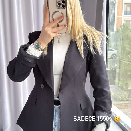 Siyah belden oturtmalı blezer