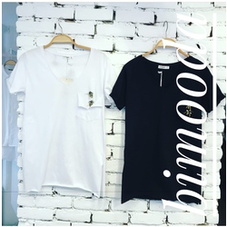 V Yaka Broşlu T-shirt