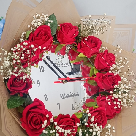 her saat aklımdasın yazısı bulunan saatli & LED'li çiçek 