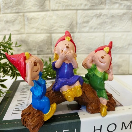 Kütük Üstünde Oturan Cüceler Biblo