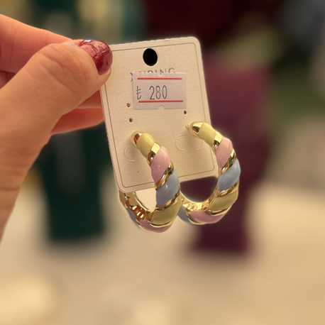 Pastel renkli gold detaylı halka küpe