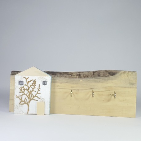 Ahşabın sıcaklığı ve doğallığı ile yapılmış 3 çengelli anahtarlık. 30x12x2 cm.