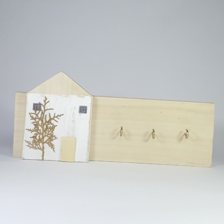 Ahşabın sıcaklığı ve doğallığı anahtarlık formunda işlendi.34x14x3 cm.