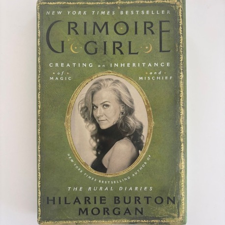 Grimoire Girl: Büyü ve Yaramazlığın Mirasını Yaratmak (Karton Kapak, Ciltli)