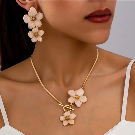 “Bloom Elegance Çiçek Set – Kolye & Küpe”